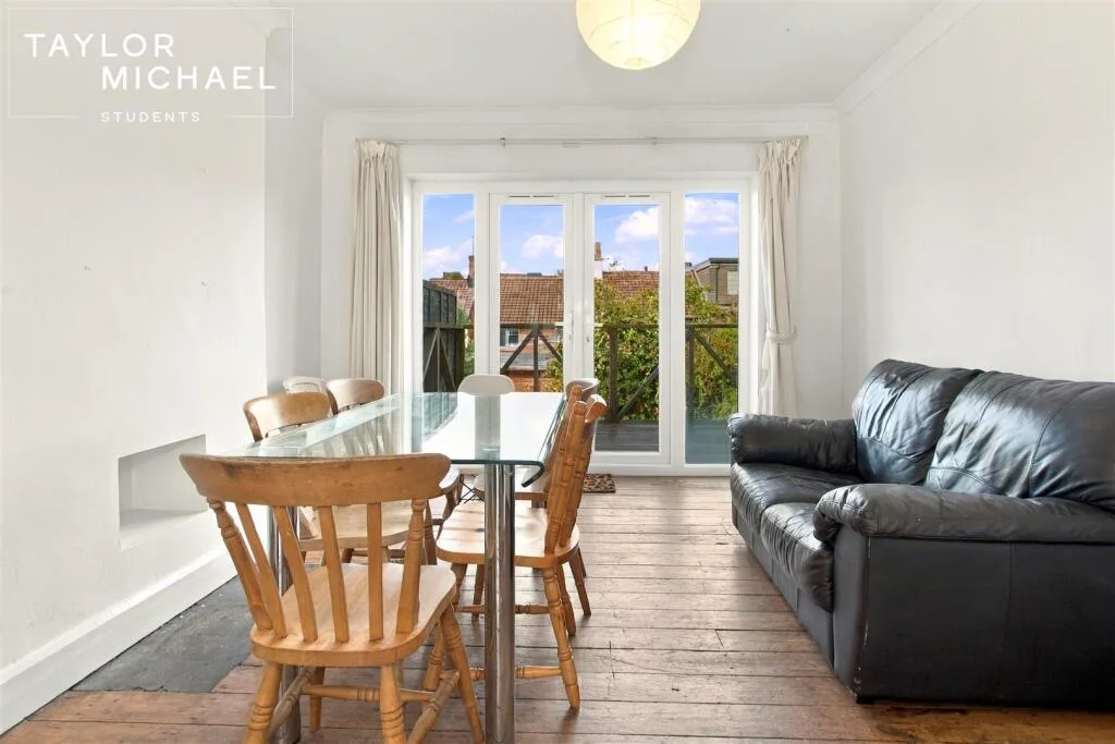 6 bedroom semi-detached house for rent