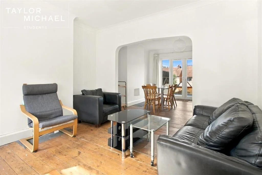 6 bedroom semi-detached house for rent