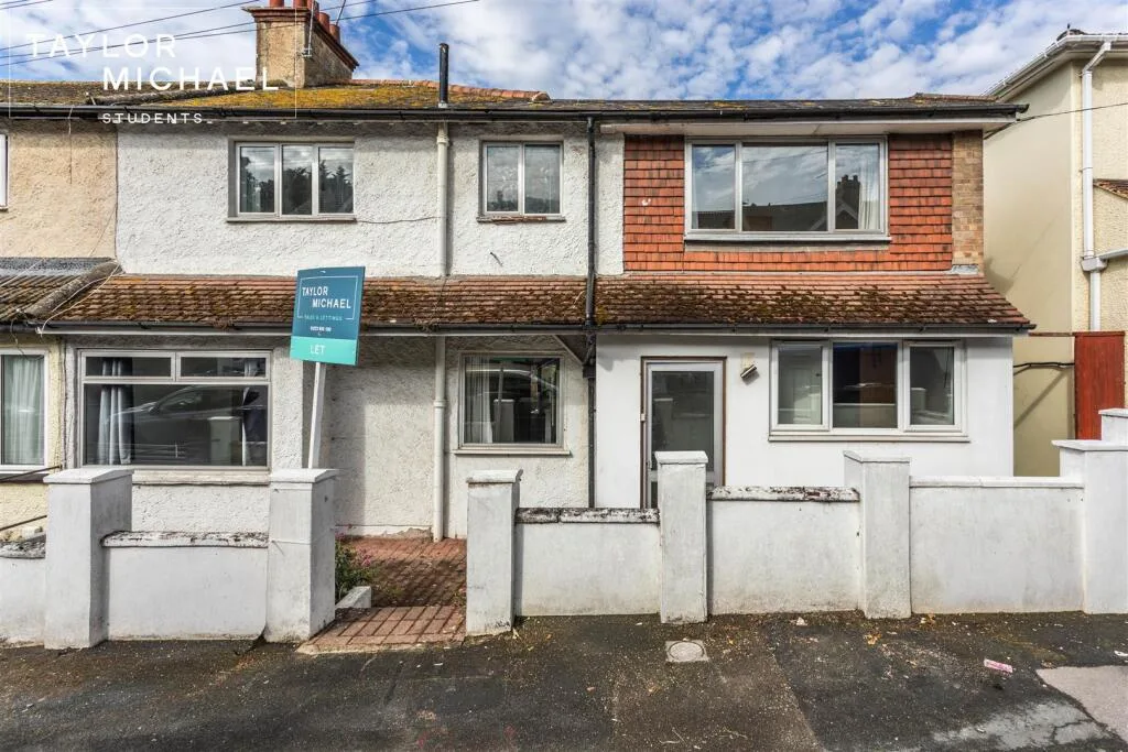 6 bedroom semi-detached house for rent