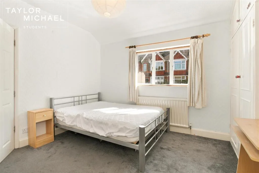 6 bedroom semi-detached house for rent