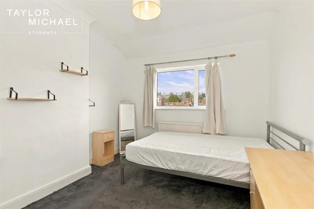 6 bedroom semi-detached house for rent