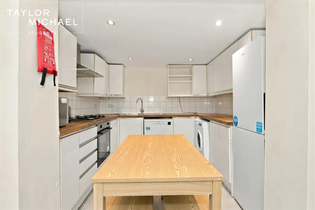 6 bedroom terraced house for rent