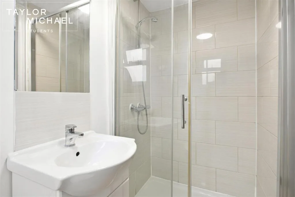 6 bedroom terraced house for rent
