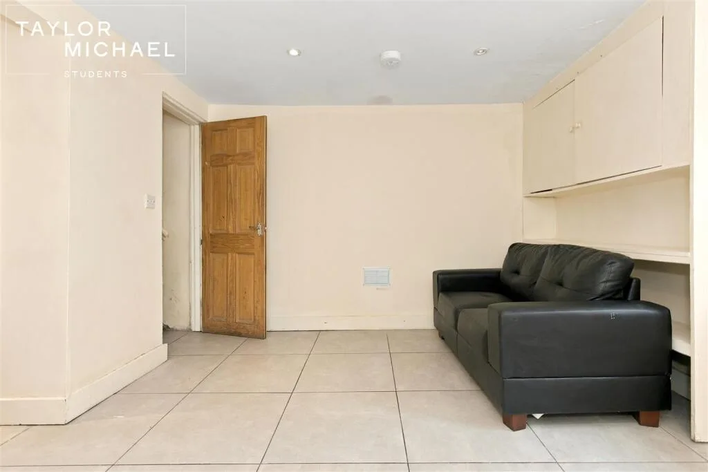 6 bedroom terraced house for rent