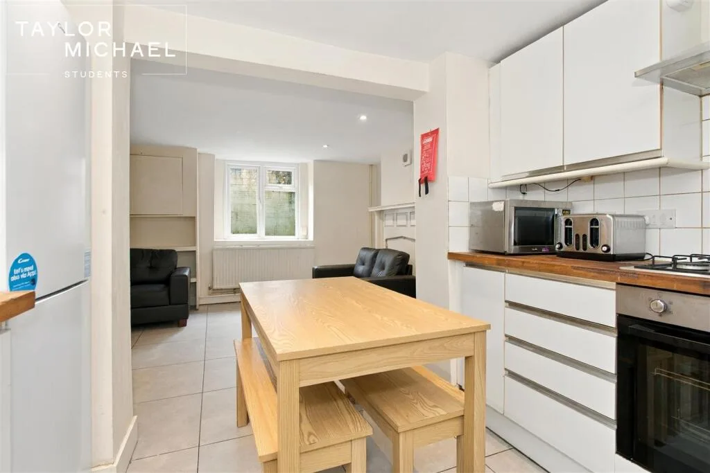 6 bedroom terraced house for rent