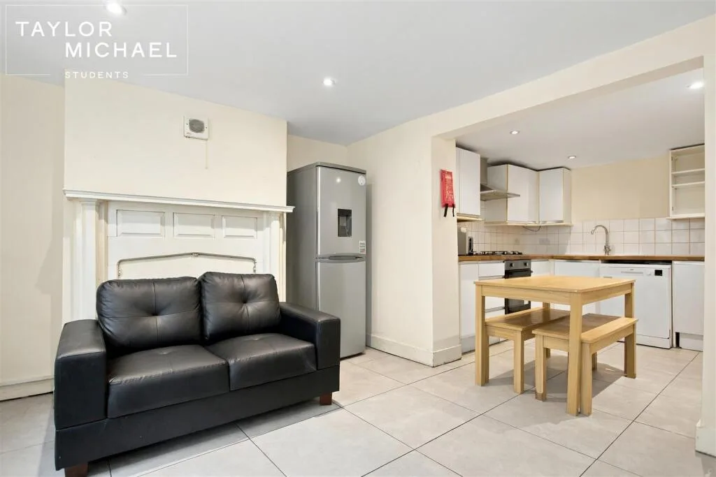 6 bedroom terraced house for rent