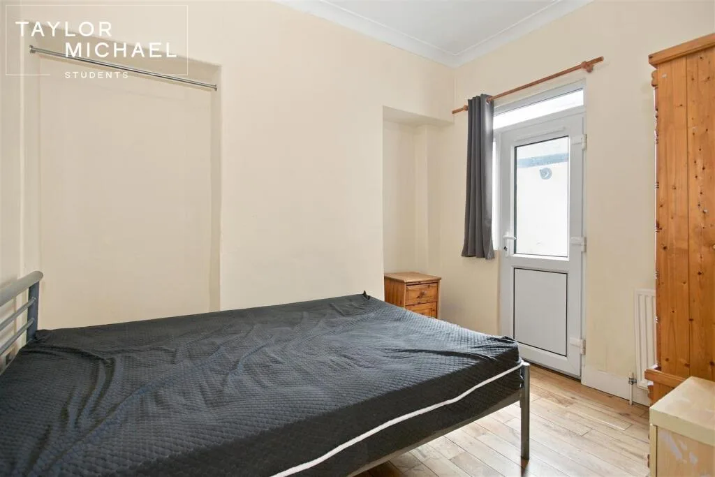 6 bedroom terraced house for rent