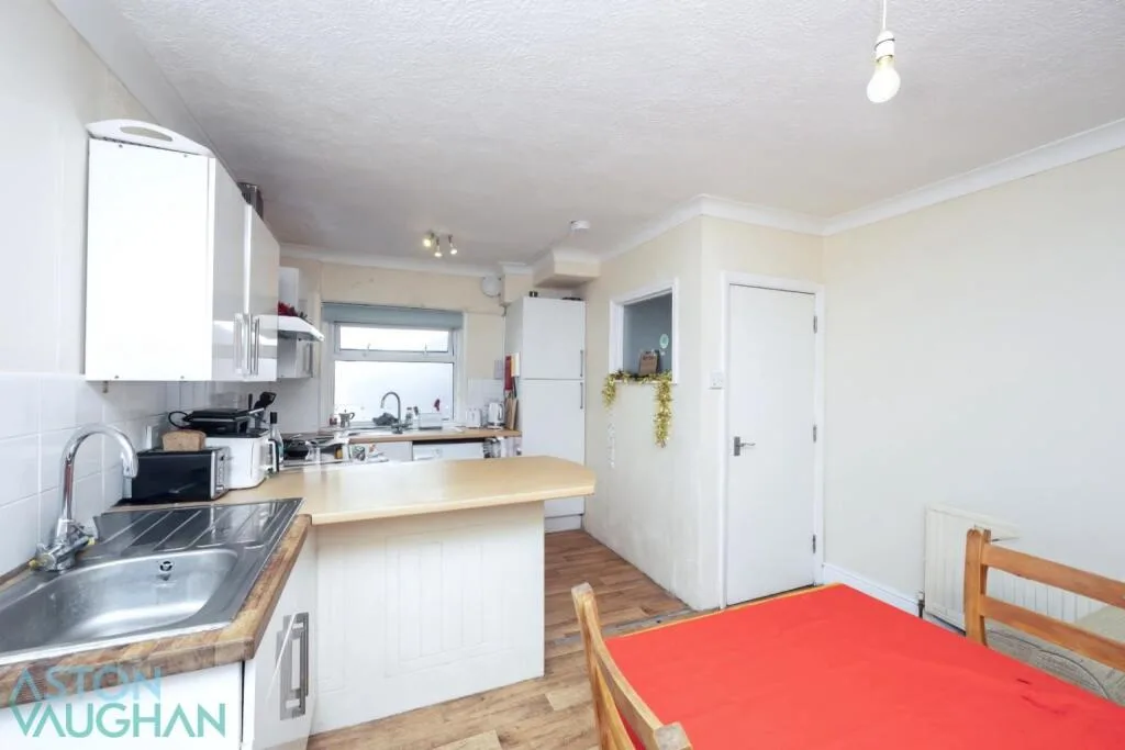 6 bedroom detached house for rent