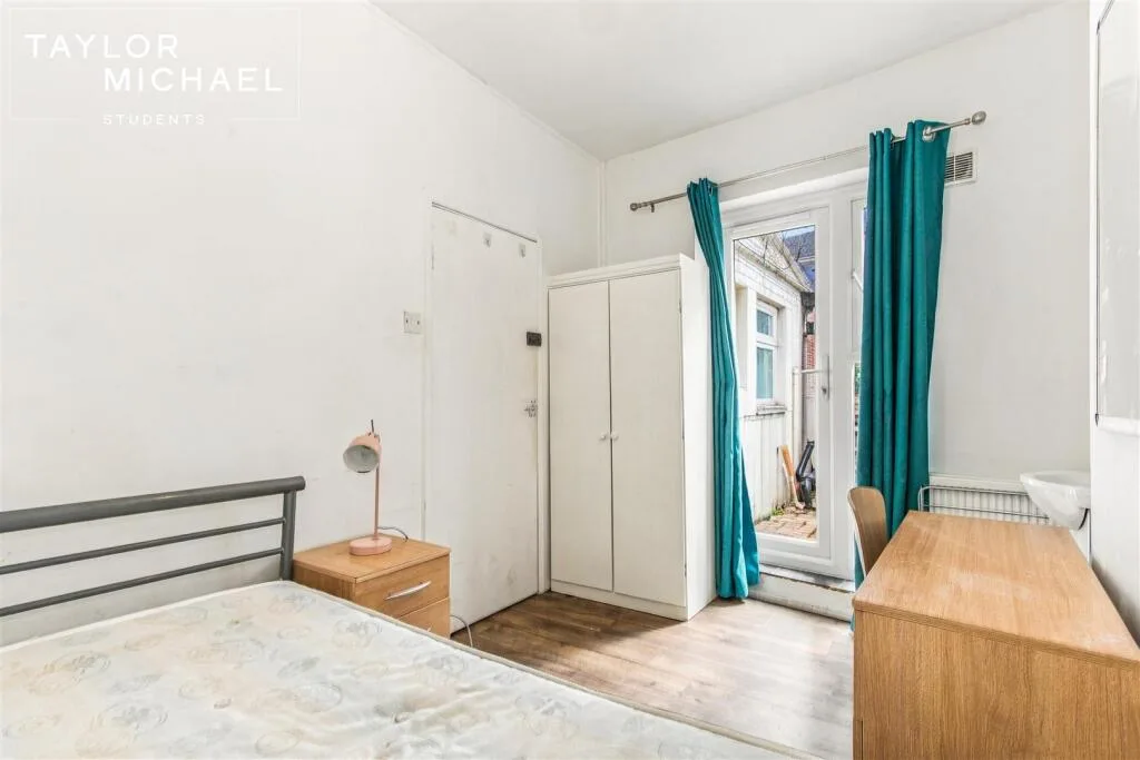 5 bedroom terraced house for rent