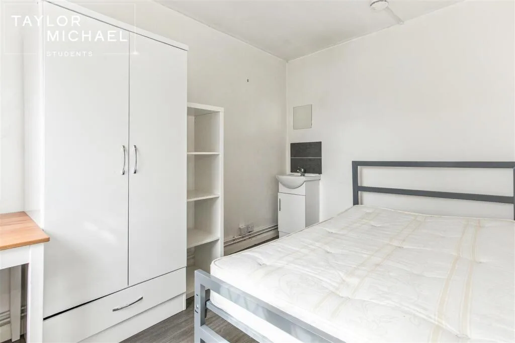 5 bedroom terraced house for rent