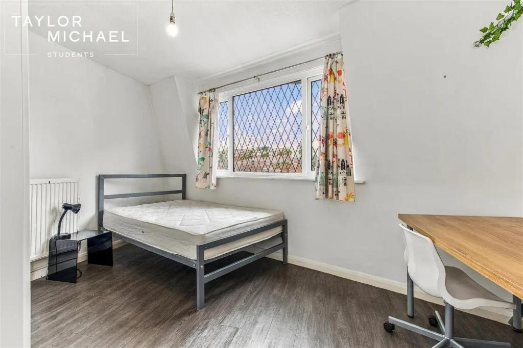 5 bedroom terraced house for rent