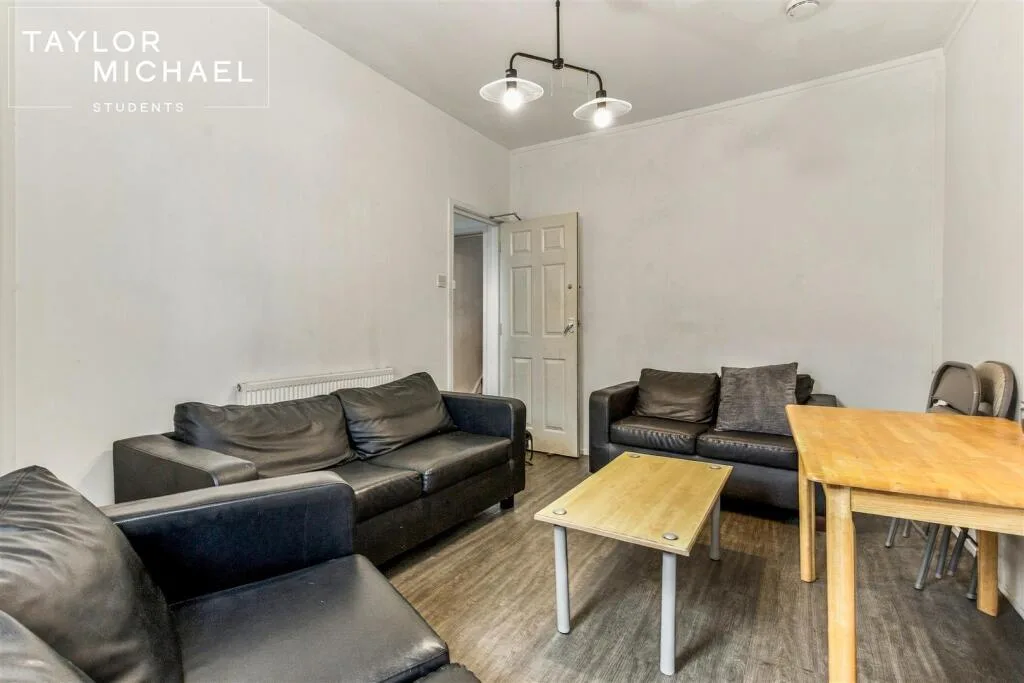 5 bedroom terraced house for rent