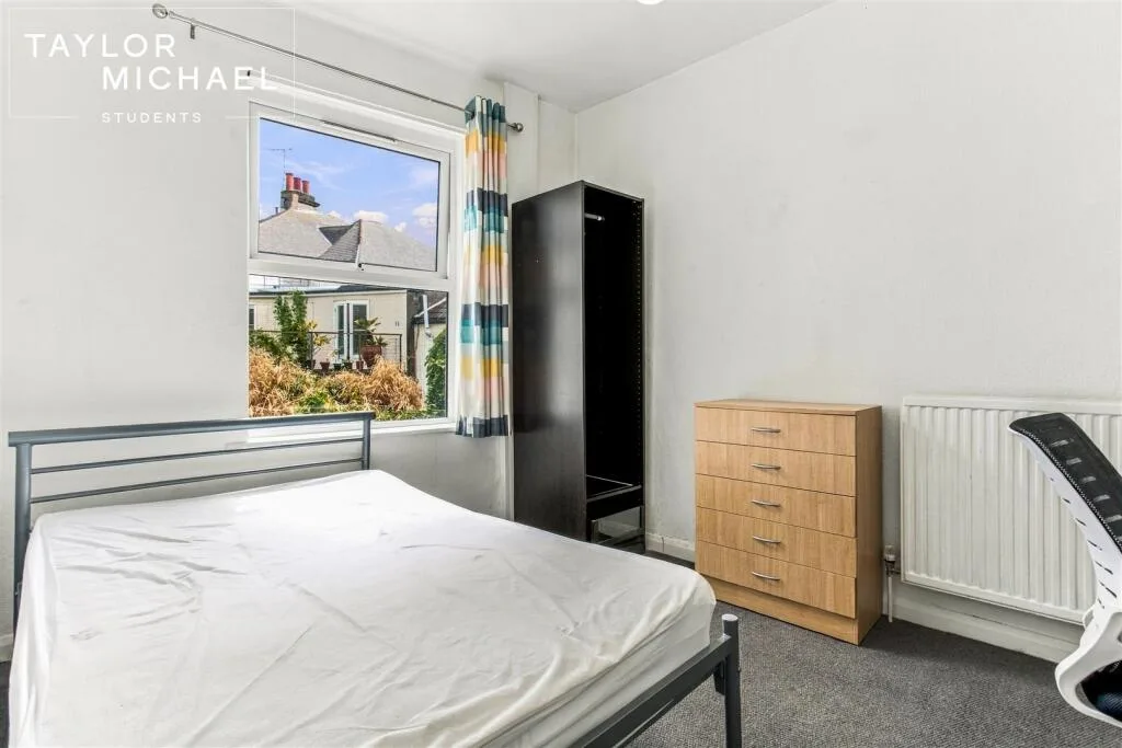 5 bedroom terraced house for rent