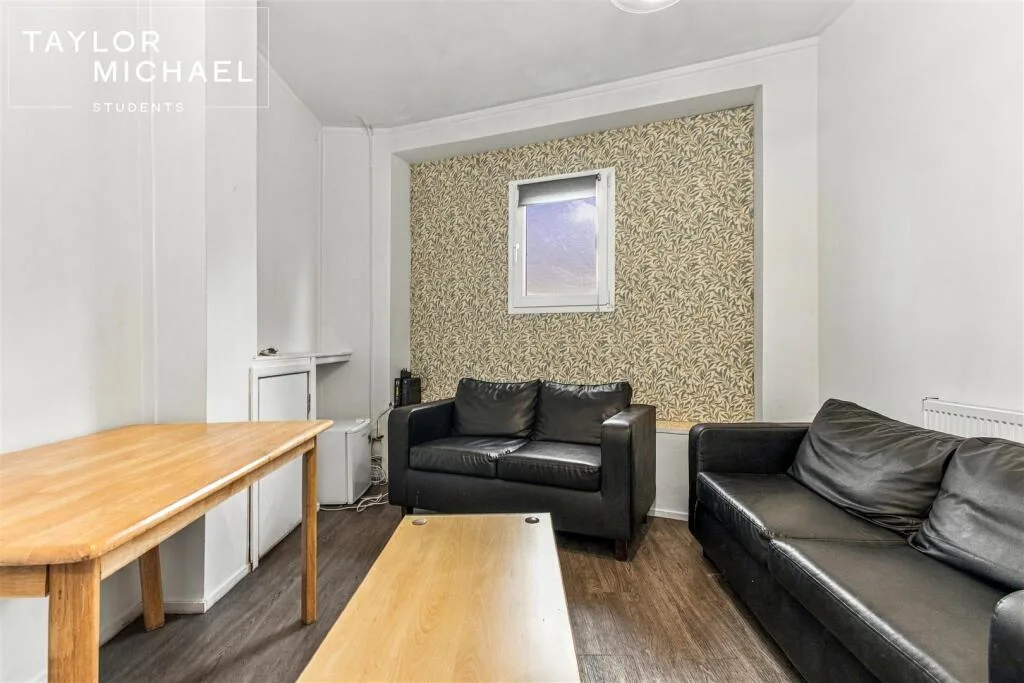 5 bedroom terraced house for rent