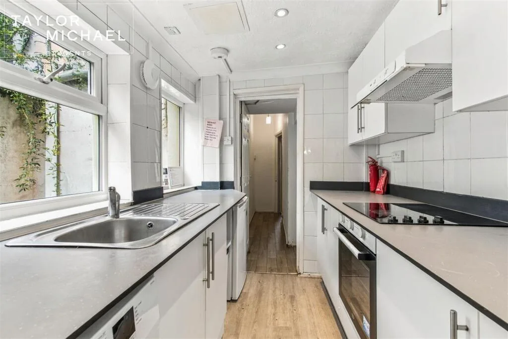 5 bedroom terraced house for rent