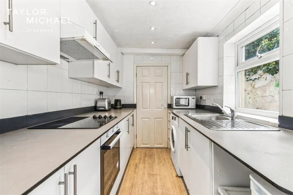 5 bedroom terraced house for rent