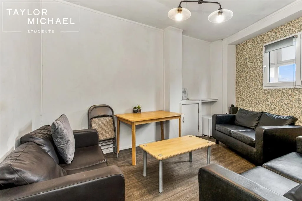 5 bedroom terraced house for rent