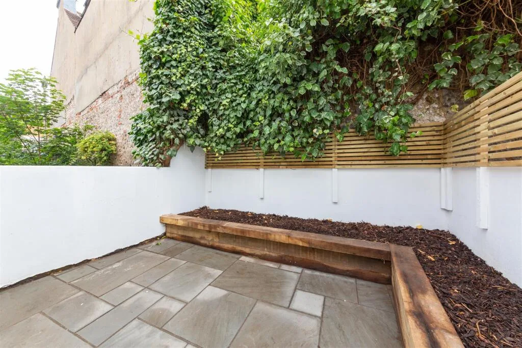 5 bedroom maisonette for rent