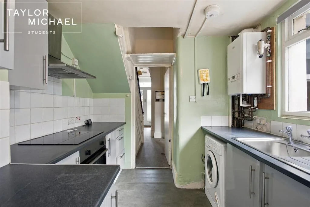 5 bedroom terraced house for rent