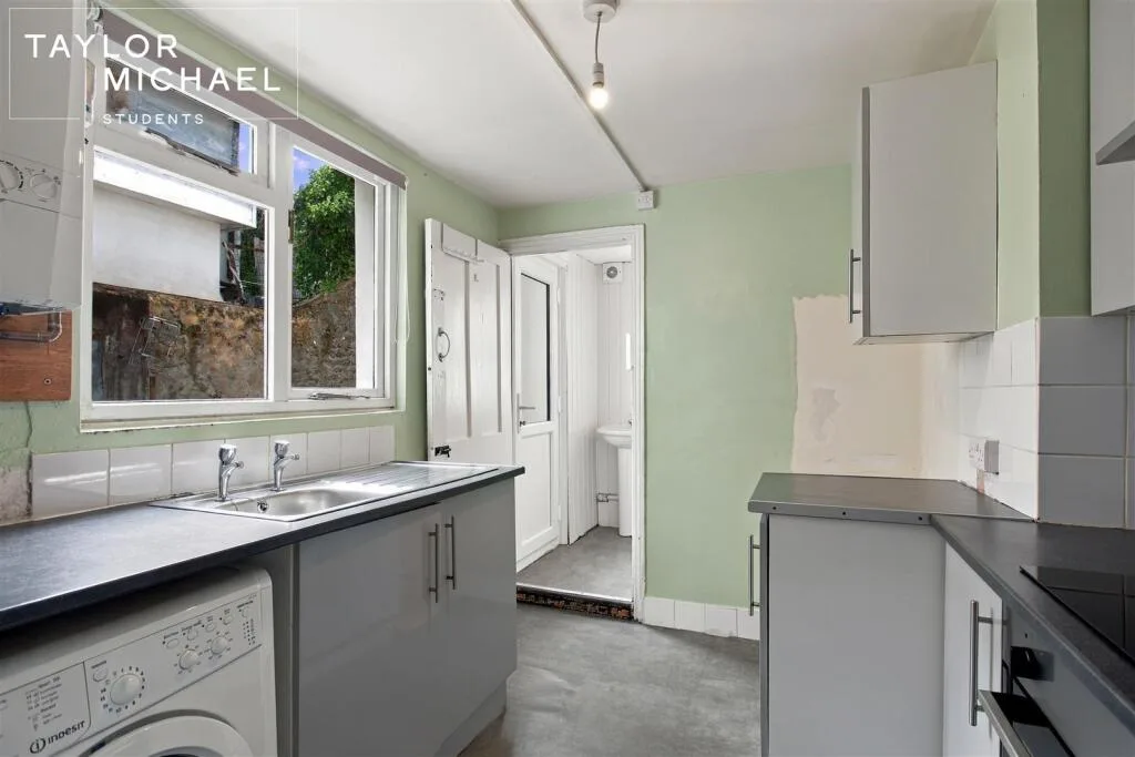 5 bedroom terraced house for rent