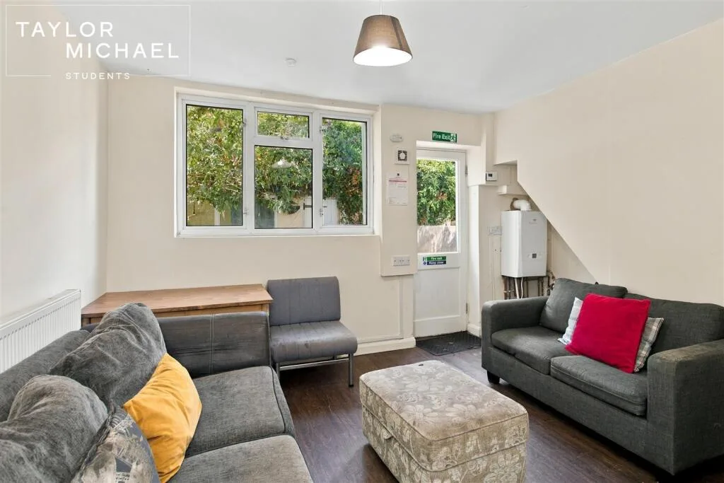 5 bedroom terraced house for rent