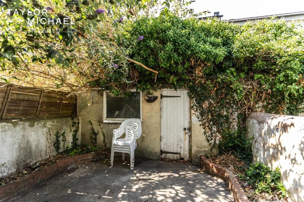 5 bedroom terraced house for rent