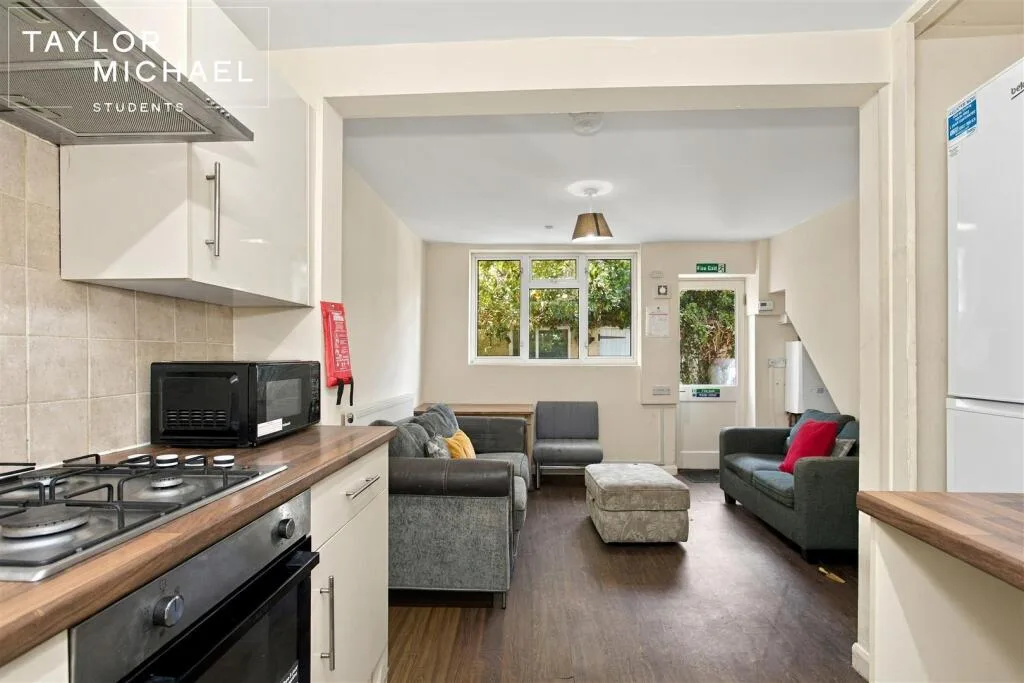 5 bedroom terraced house for rent