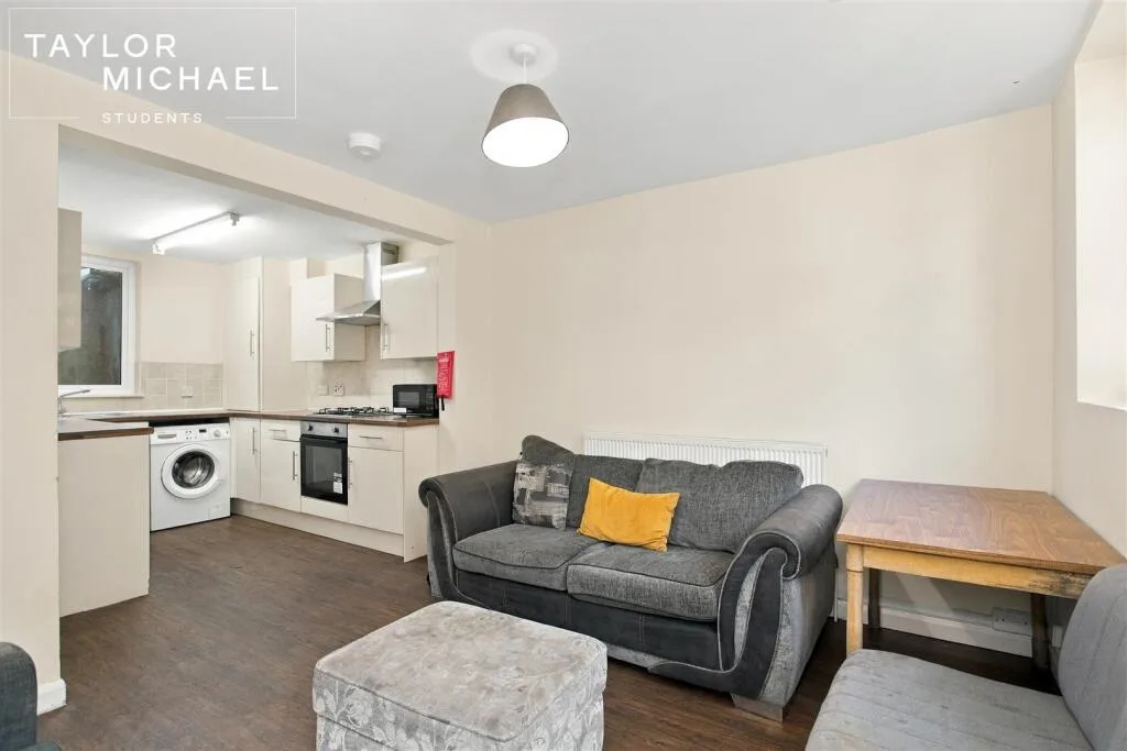 5 bedroom terraced house for rent