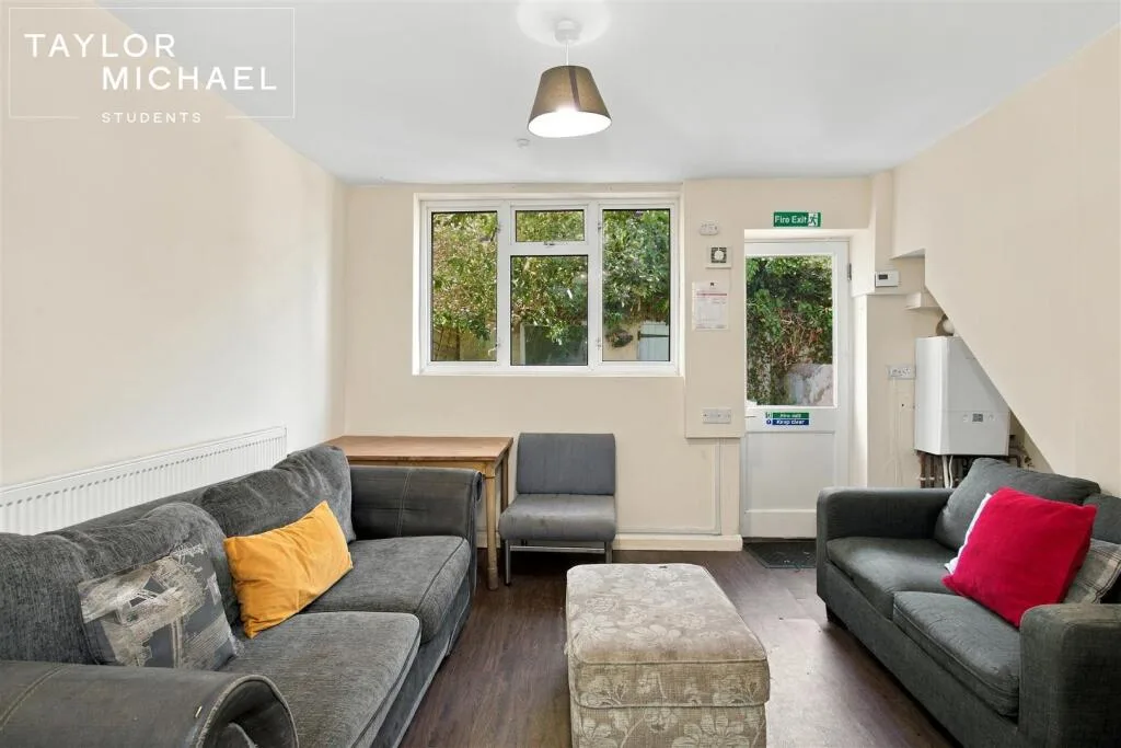 5 bedroom terraced house for rent