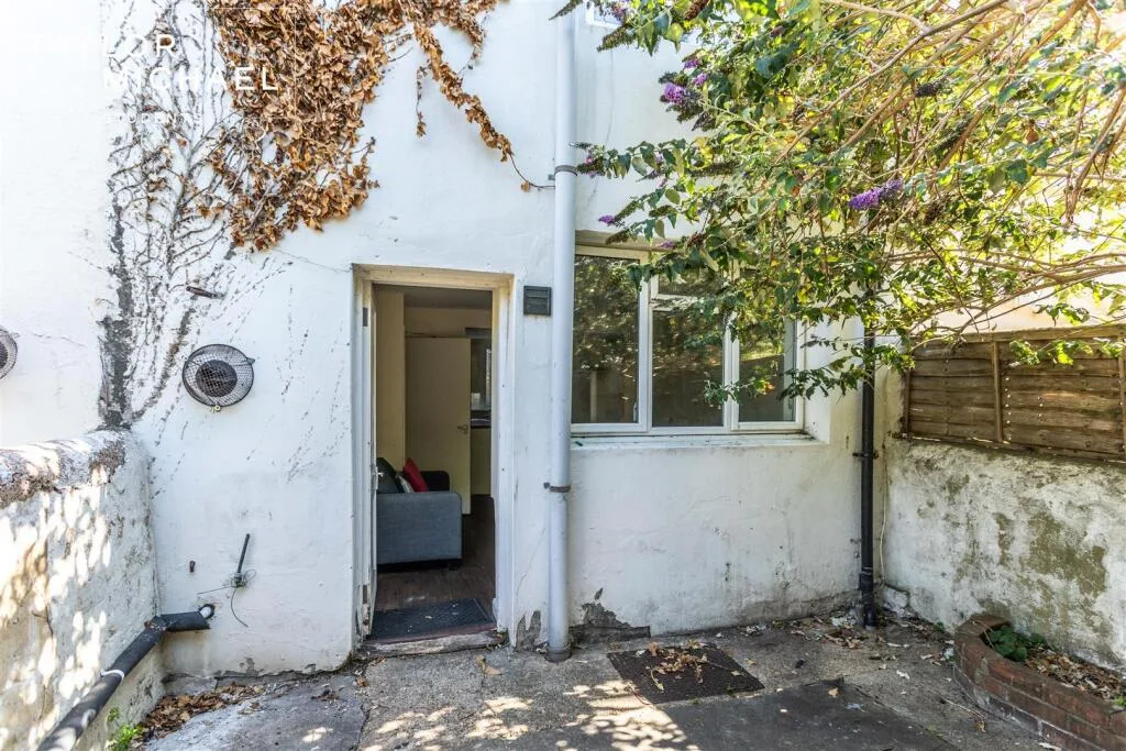 5 bedroom terraced house for rent
