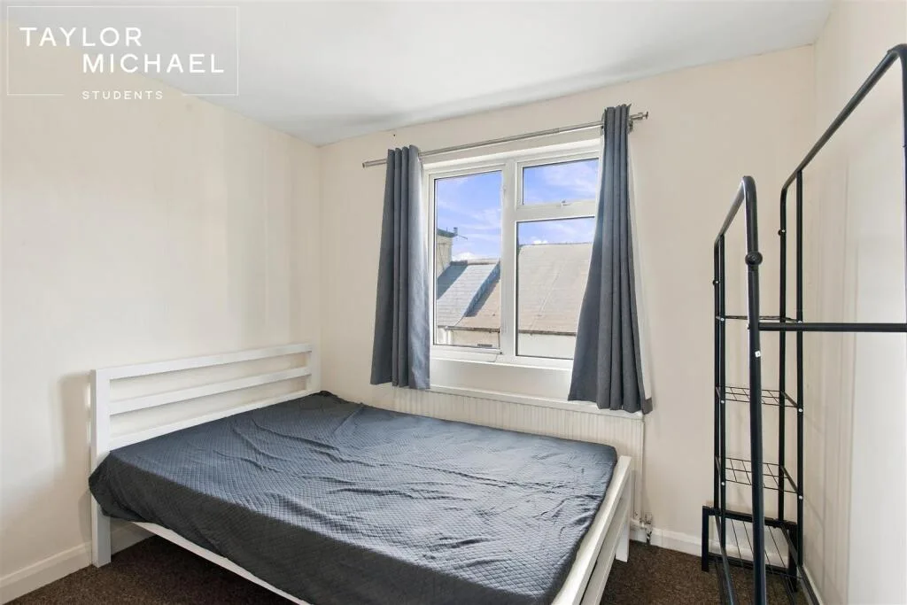 5 bedroom terraced house for rent