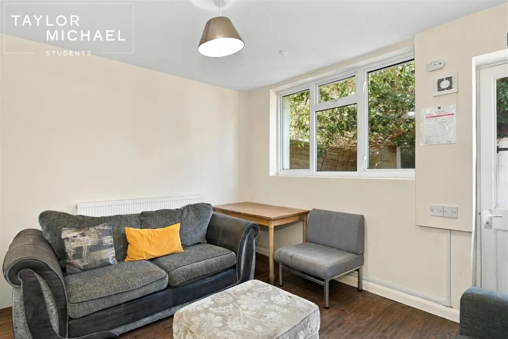 5 bedroom terraced house for rent