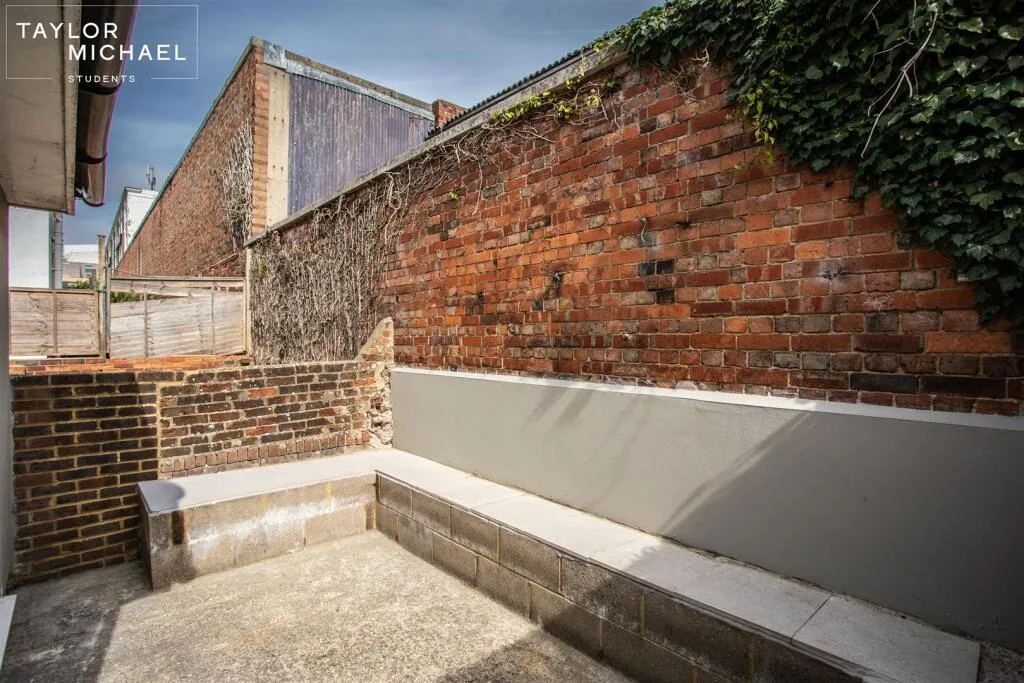 6 bedroom terraced house for rent