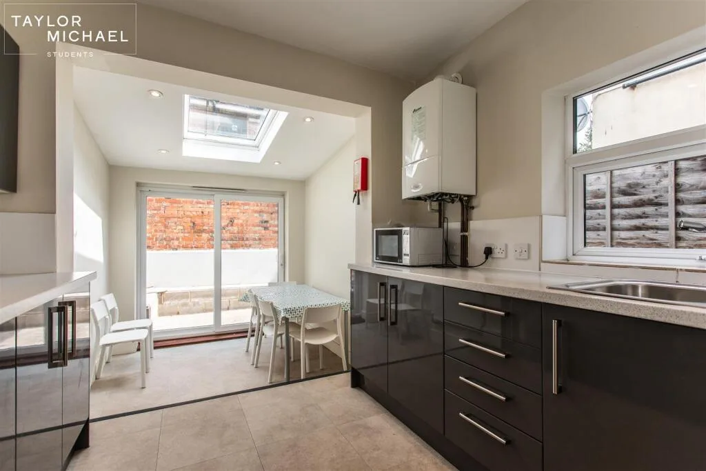 6 bedroom terraced house for rent