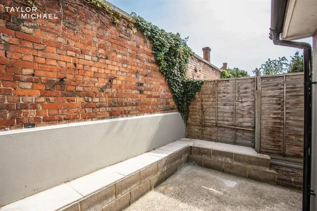6 bedroom terraced house for rent