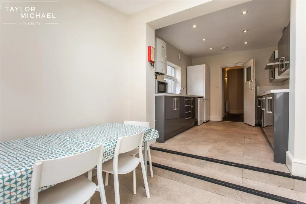6 bedroom terraced house for rent