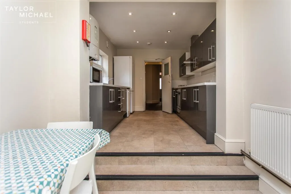 6 bedroom terraced house for rent
