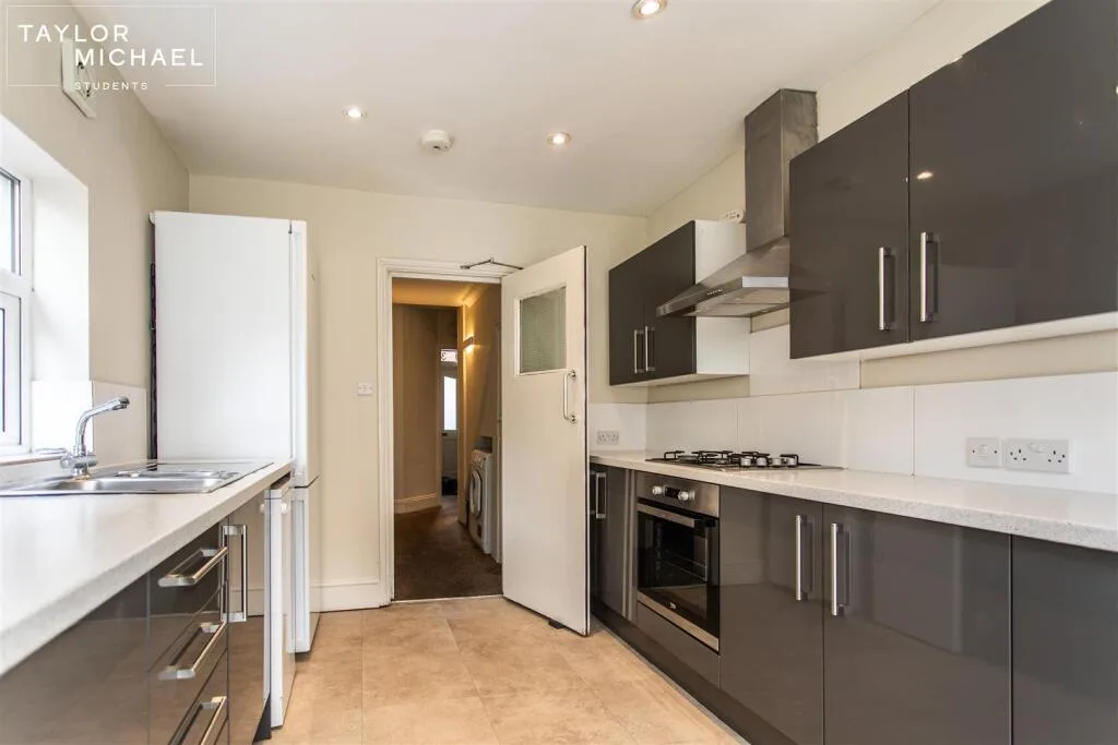 6 bedroom terraced house for rent
