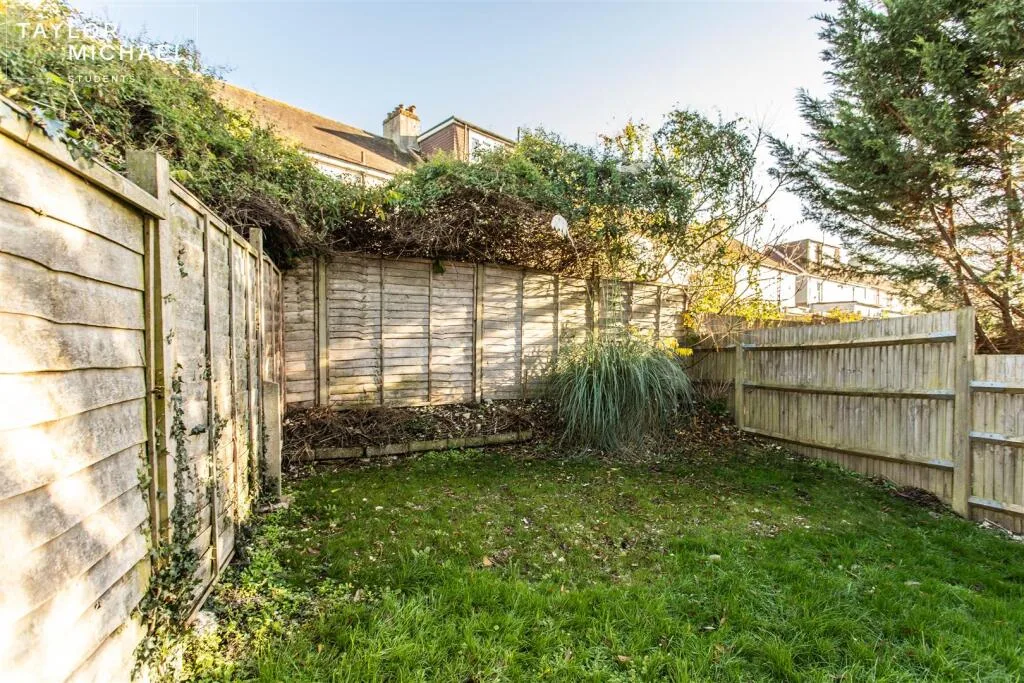 6 bedroom terraced house for rent