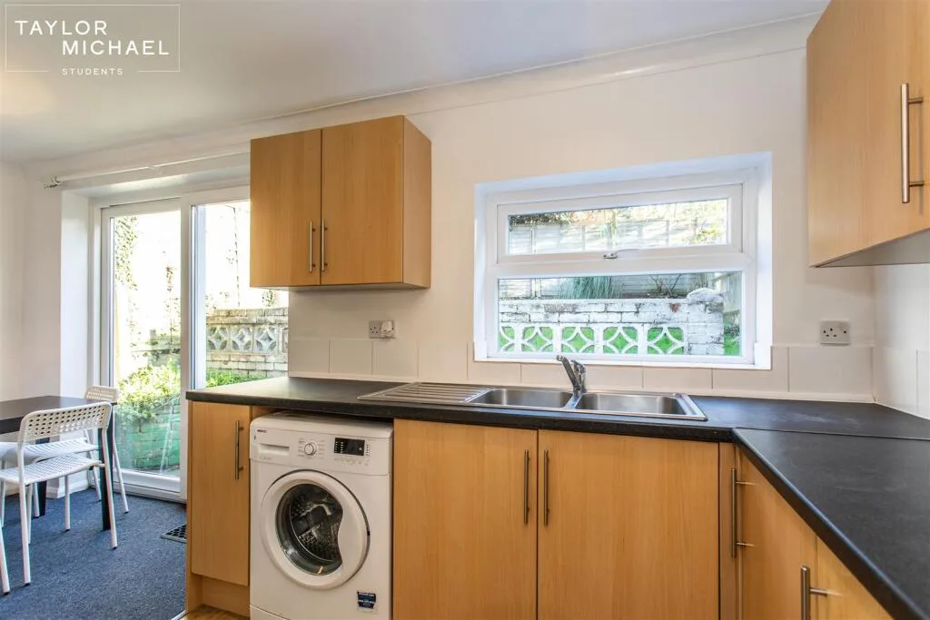 6 bedroom terraced house for rent