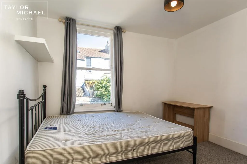 5 bedroom terraced house for rent