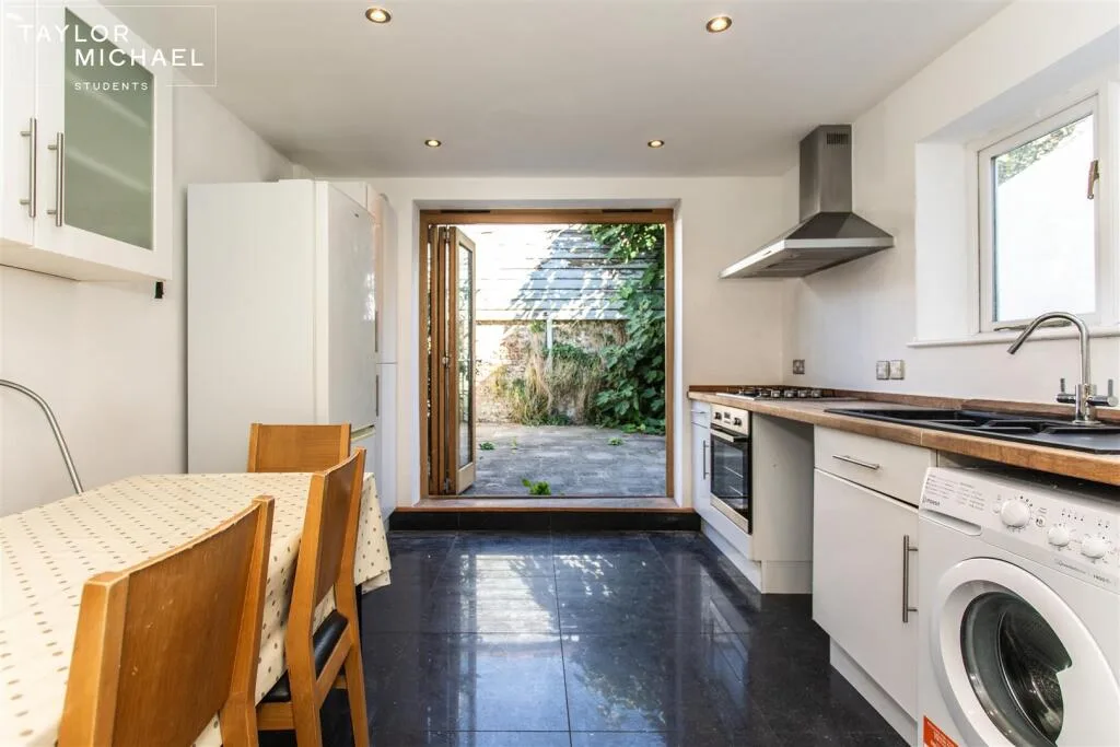 5 bedroom terraced house for rent