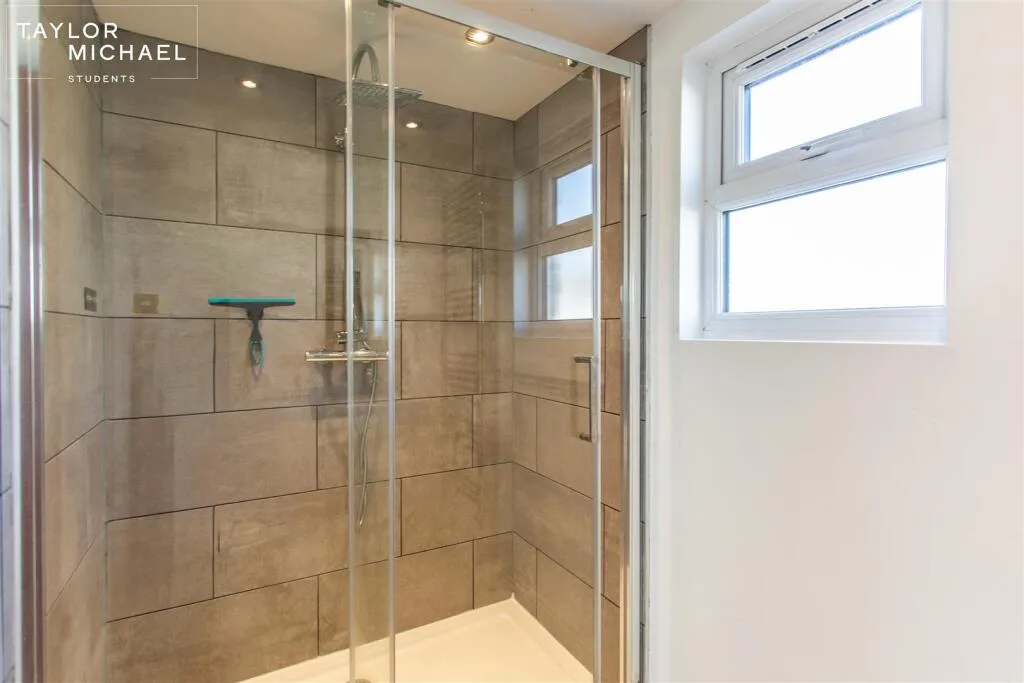 5 bedroom terraced house for rent