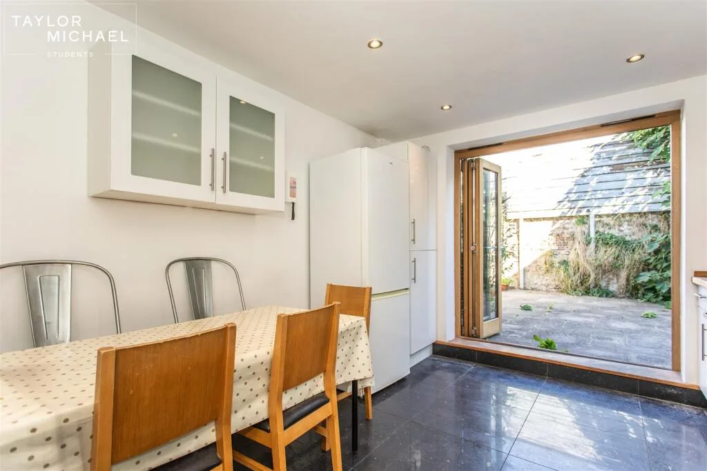 5 bedroom terraced house for rent