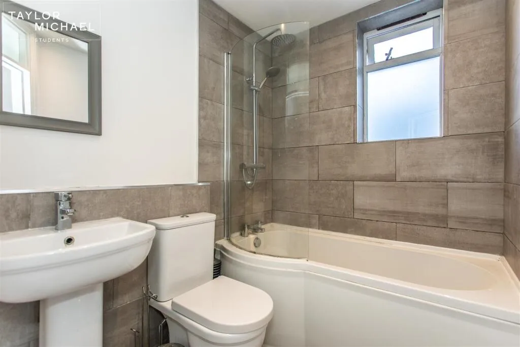 5 bedroom terraced house for rent
