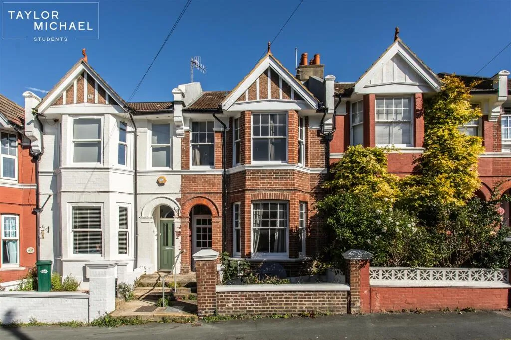 5 bedroom terraced house for rent