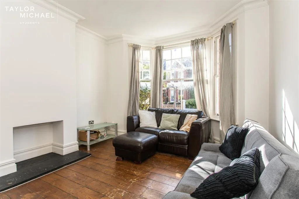 5 bedroom terraced house for rent