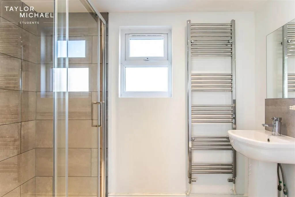 5 bedroom terraced house for rent