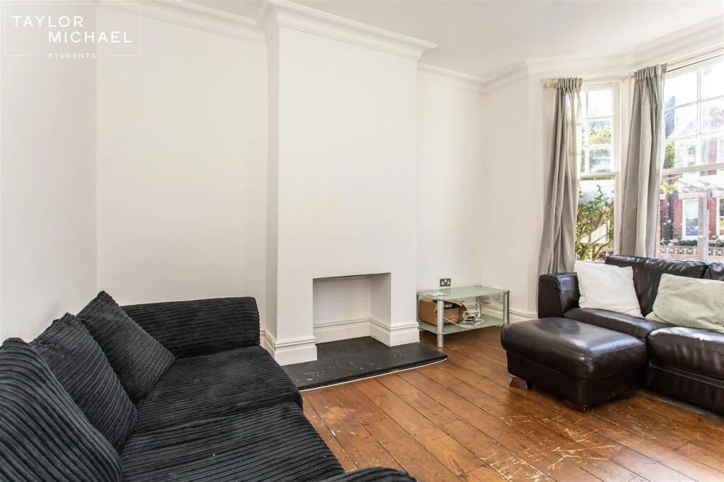 5 bedroom terraced house for rent