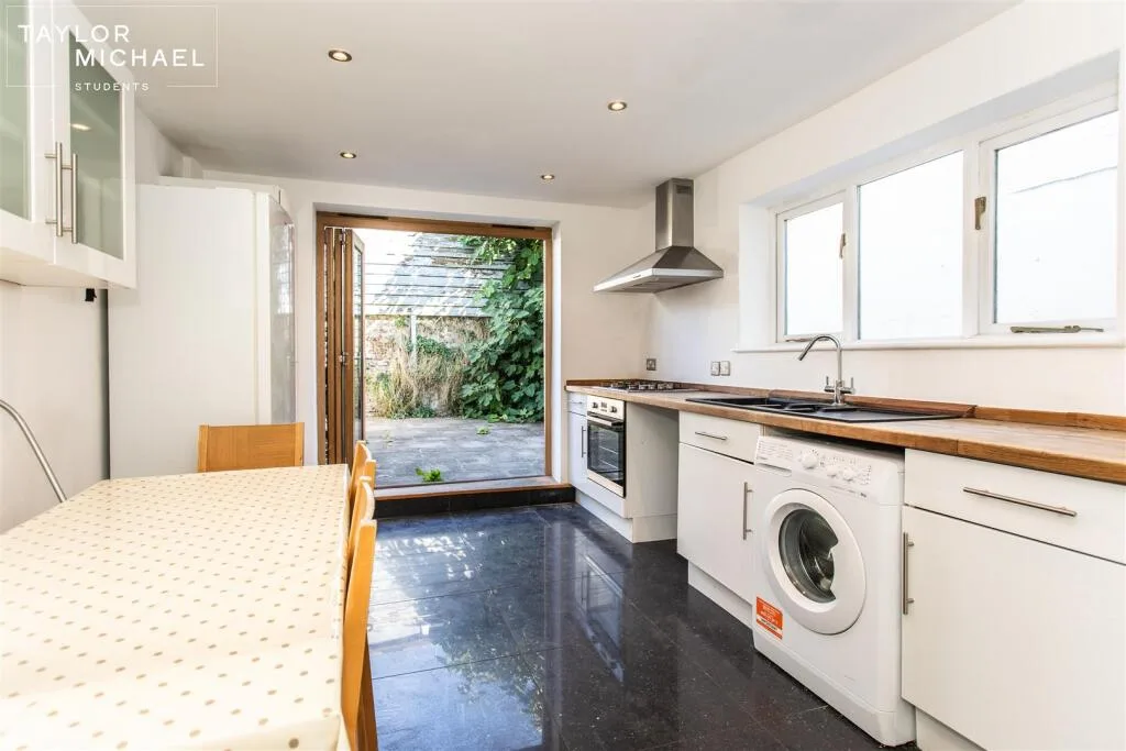 5 bedroom terraced house for rent